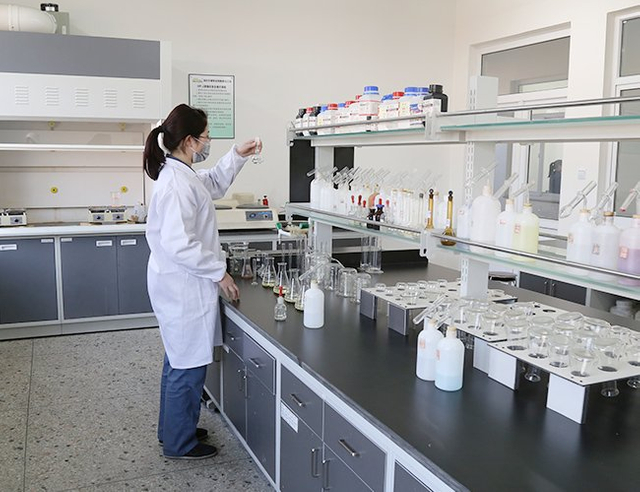 Laboratorio químico para prueba de componentes químicos.