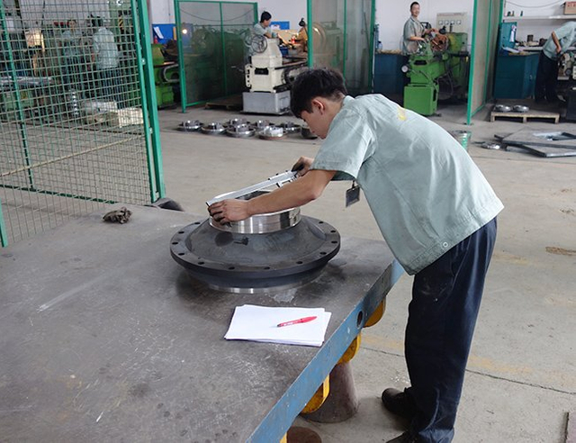 inspección de dimensiones en la mesa de prueba